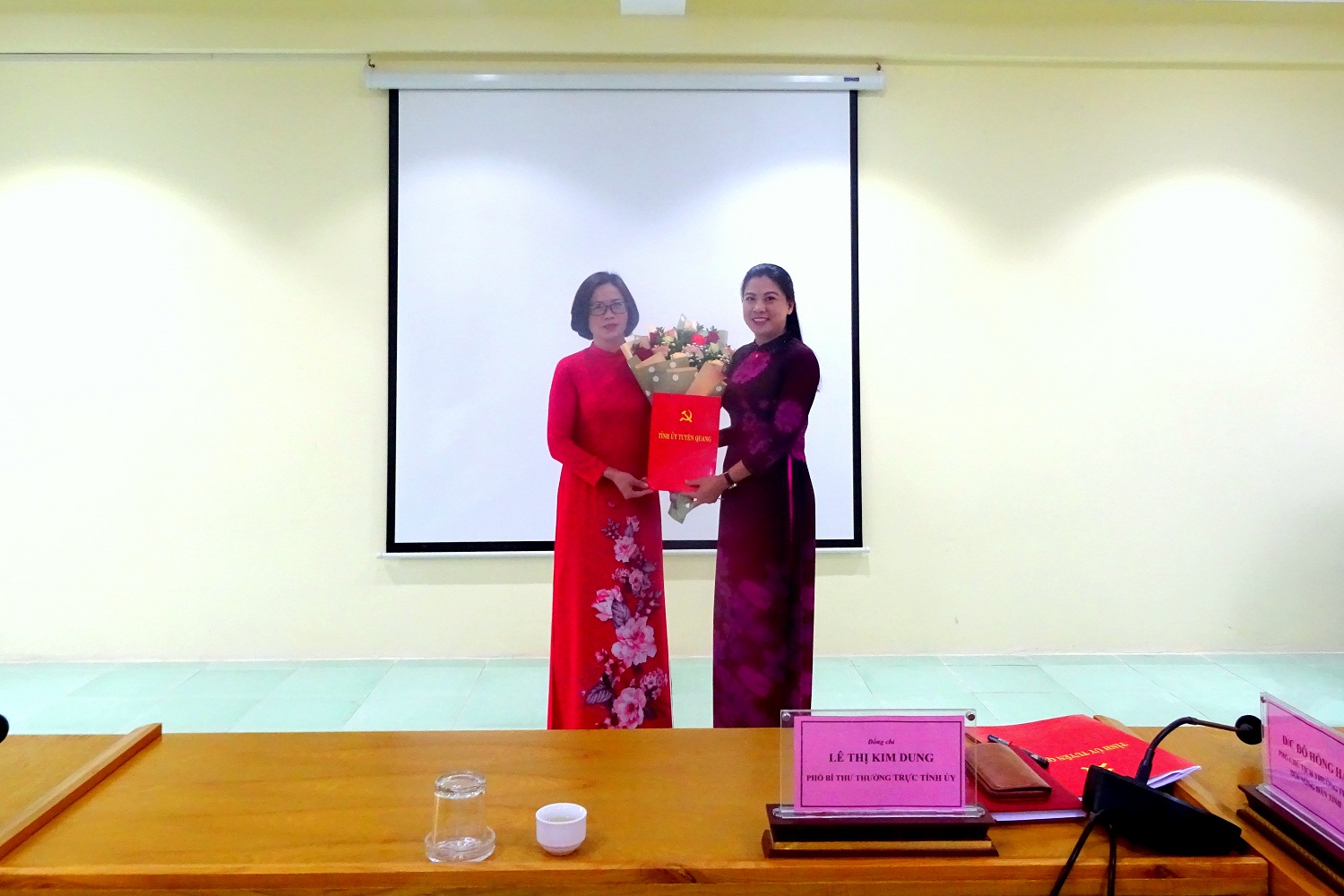 Đồng chí Lê Thị Kim Dung - Phó bí thư Thường trực Tỉnh ủy trao quyết định  và tặng hoa chúc mừng đồng chí Đào Thị Mai giữ chức Chủ tịch Hội Nông dân 