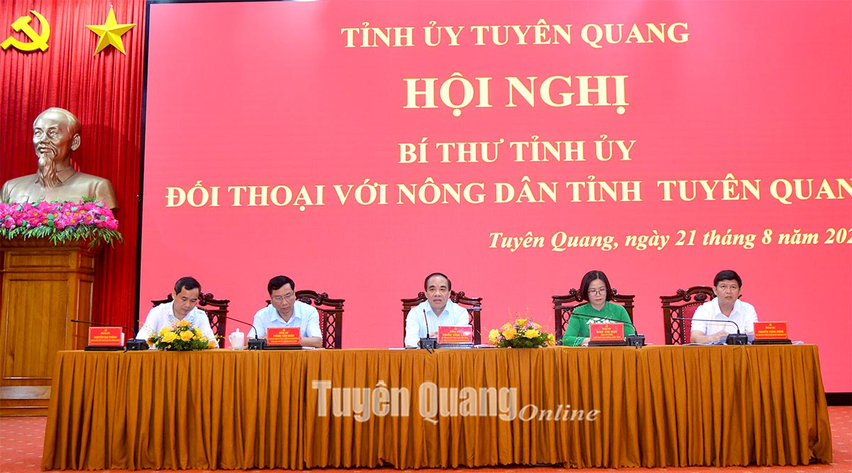 Đồng chí Bí thư Tỉnh ủy Chẩu Văn Lâm đối thoại với nông dân