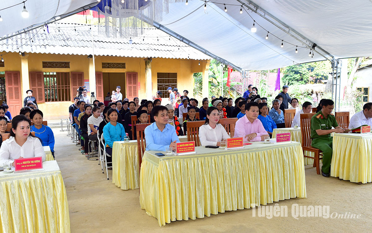 Phó Bí thư Thường trực Tỉnh ủy, Chủ tịch HĐND tỉnh Lê Thị Kim Dung dự Ngày hội Đại đoàn kết toàn dân tộc tại Lâm Bình