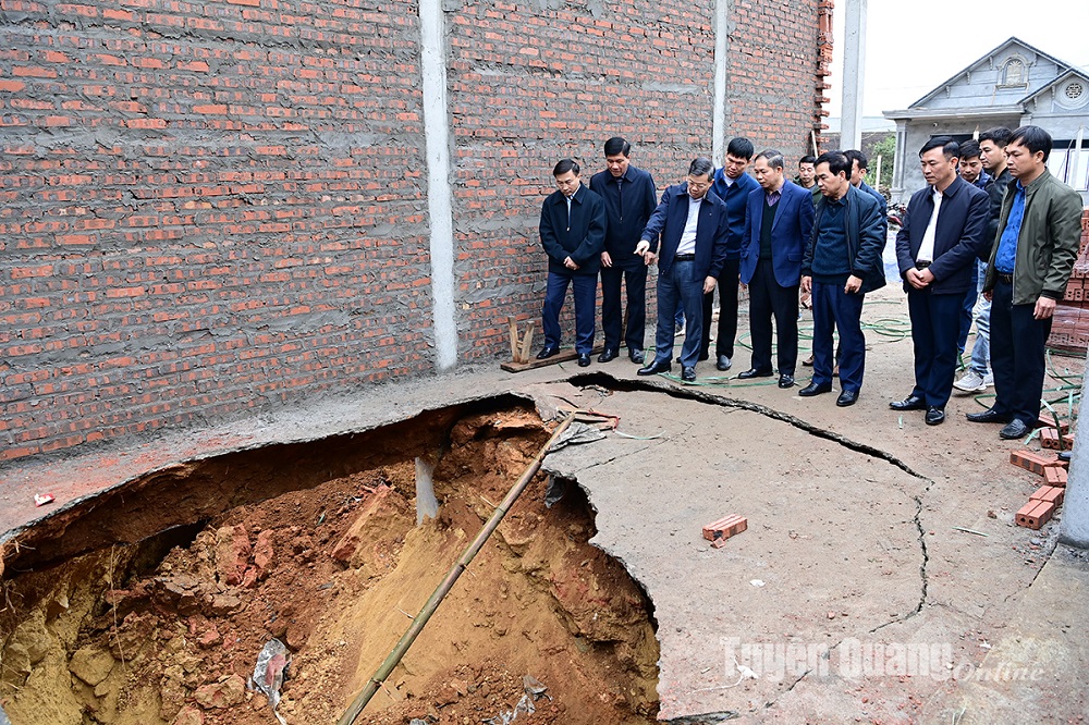 Chủ tịch UBND tỉnh: Nhanh chóng khắc phục sụt lún đất, đảm bảo ổn định đời sống nhân dân