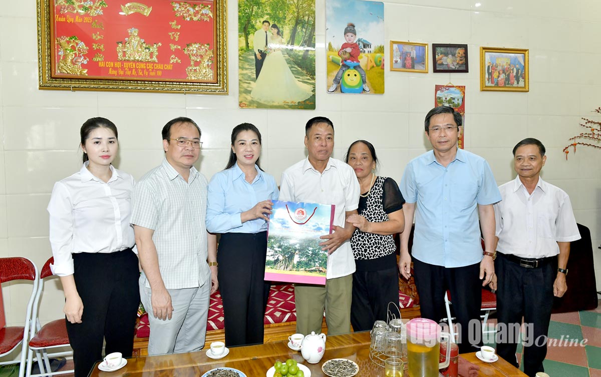 Đồng chí Phó Bí thư Thường trực Tỉnh ủy Lê Thị Kim Dung thăm, tặng quà người có công thành phố Tuyên Quang