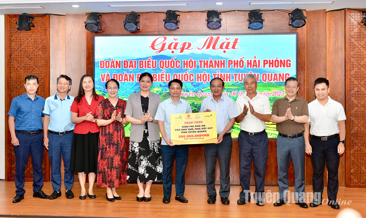 Đoàn ĐBQH thành phố Hải Phòng về nguồn và trao kinh phí ủng hộ xoá nhà tạm, nhà dột nát tại tỉnh Tuyên Quang