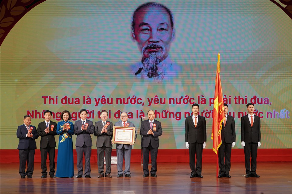 Thủ tướng trao Huân chương Hồ Chí Minh cho Hội Nông dân Việt Nam. Ảnh: Quang Hiếu