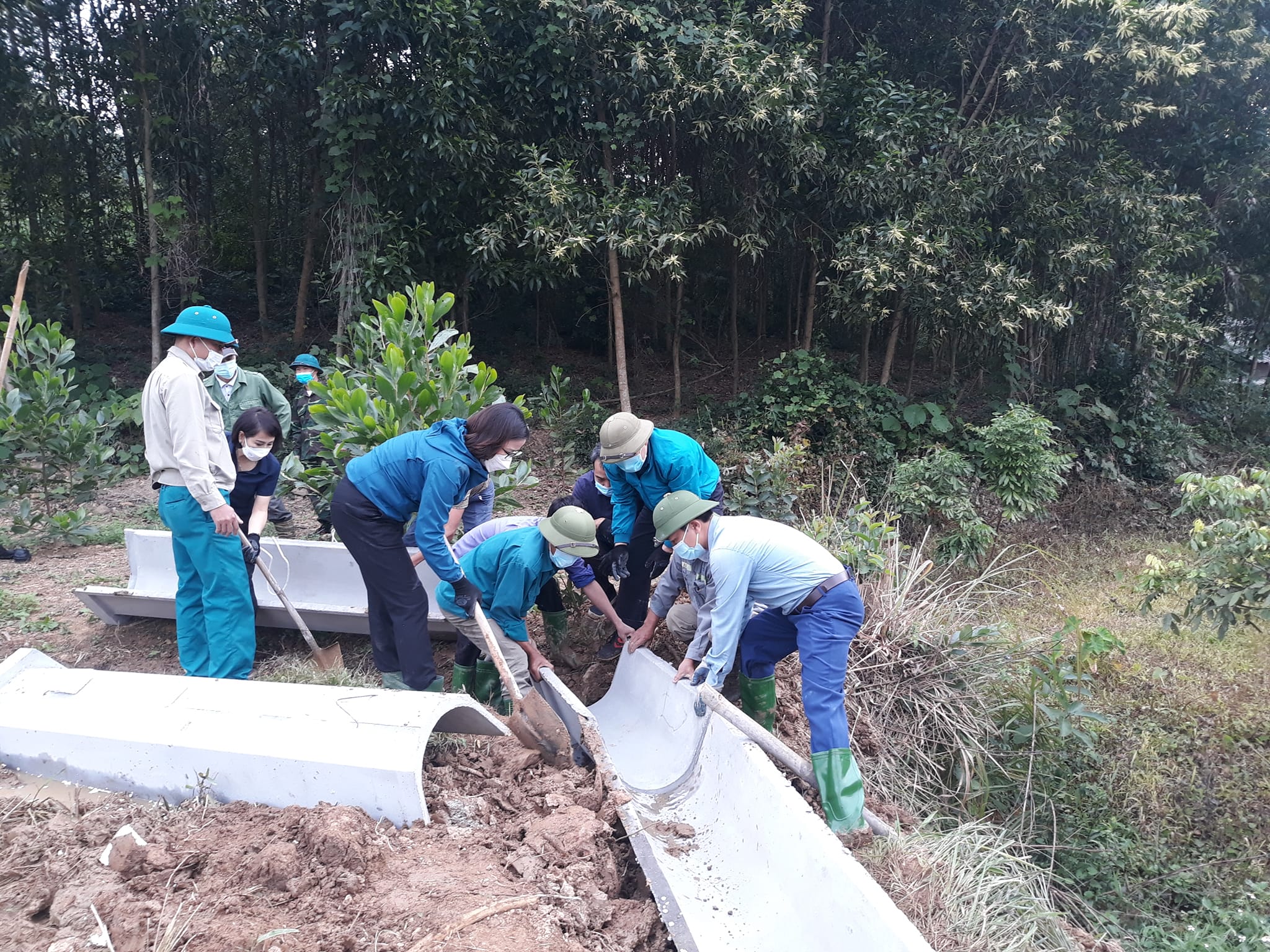 Hội Nông dân tỉnh vận chuyển cấu kiện bê tông và lắp đặt gần 200 m kênh mương nội đồng với nhân dân tại xã Hợp Thành