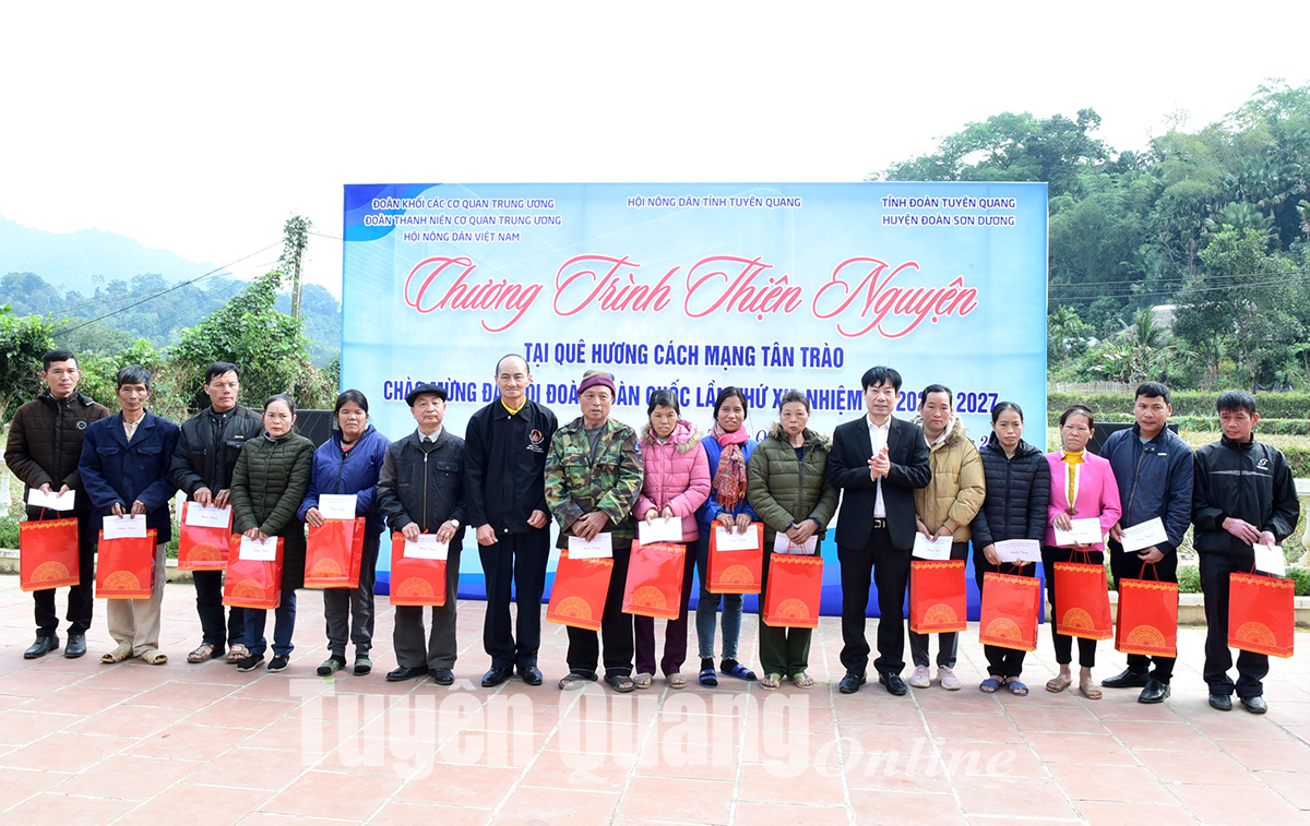 Tặng 60 suất quà cho hội viên nông dân, học sinh khó khăn tại Sơn Dương