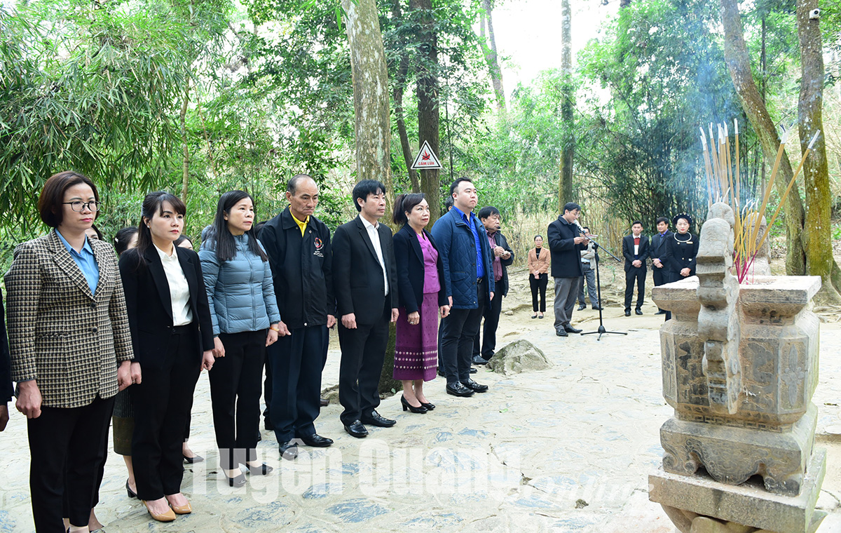 Đoàn công tác Ủy ban Trung ương Mặt trận Lào xây dựng đất nước dâng hương tại Khu di tích Quốc gia đặc biệt Tân Trào