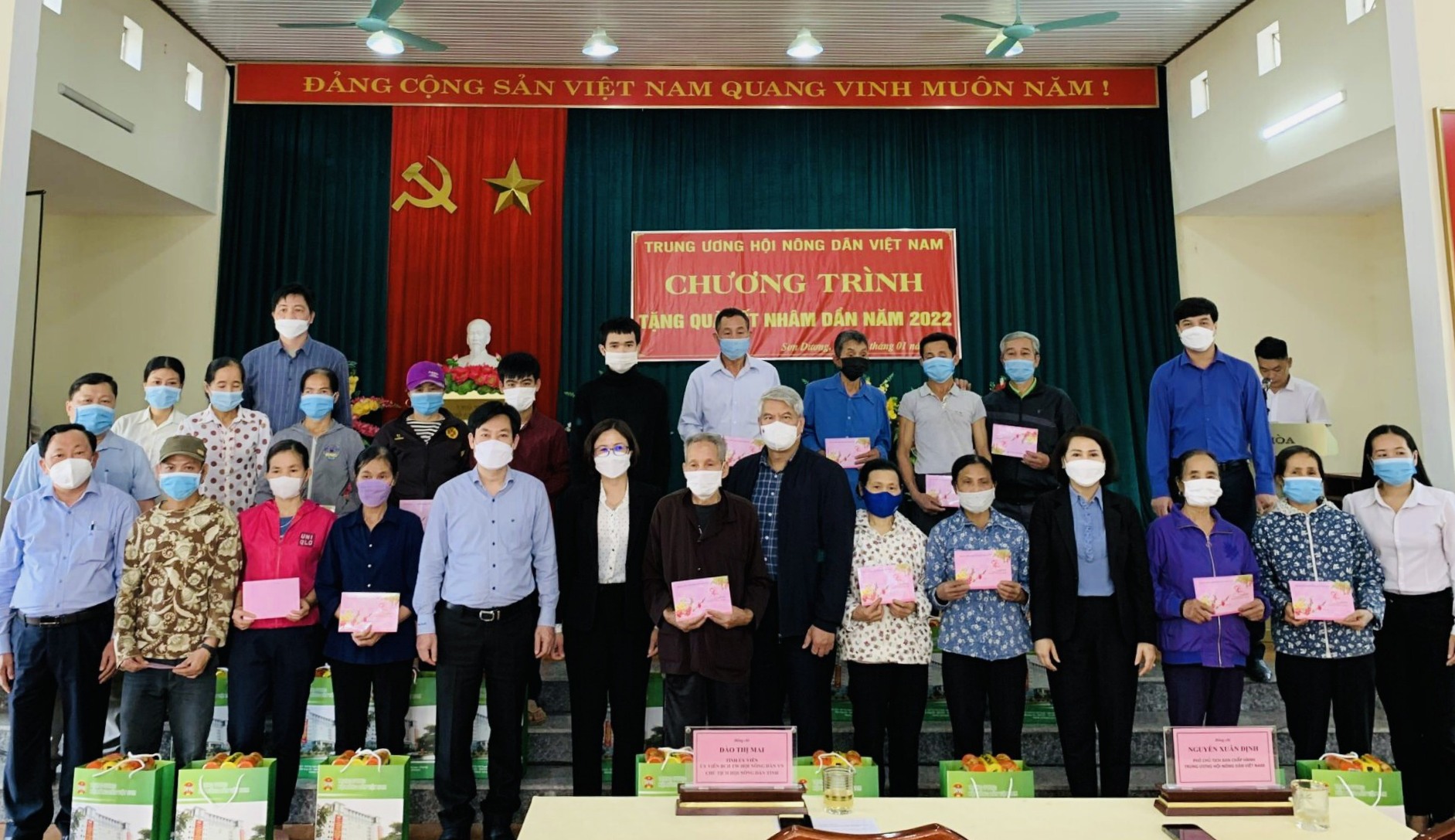 Trung ương Hội Nông dân Việt Nam phối hợp với Hội Nông dân tỉnh tổ chức trao tặng quà Tết  cho hội viên nghèo