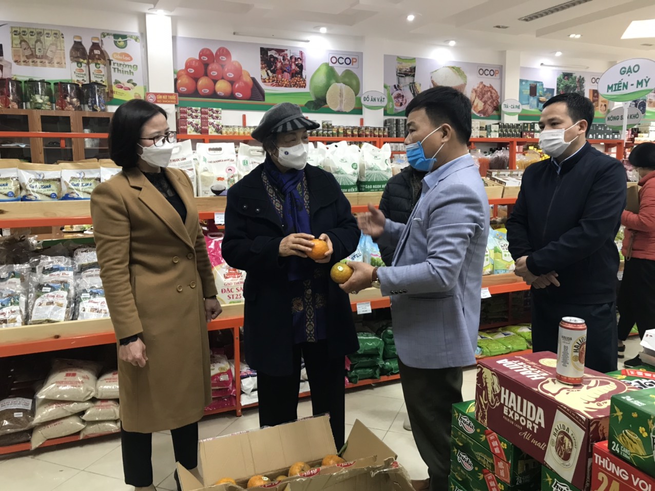 Đồng chí Hà Thị Khiết thăm Trung tâm Nông sản xanh - Sáng Nhung