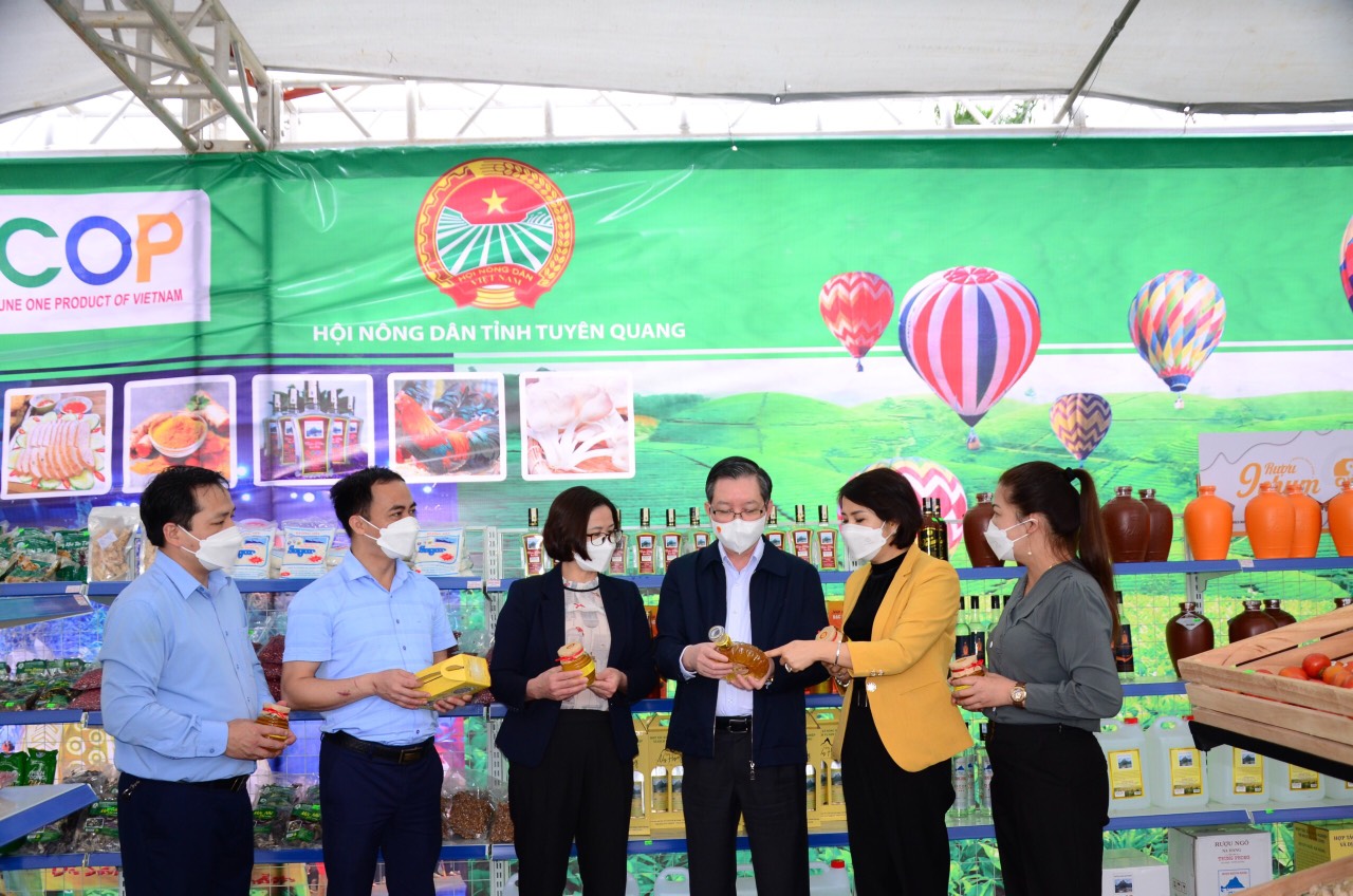 Chủ tịch Trung ương Hội Nông dân Việt Nam tham quan gian hàng trưng bày, giới thiệu sản phẩm OCOP của tỉnh Tuyên Quang