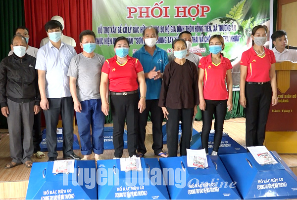 Hỗ trợ xây bể xử lý rác hữu cơ cho 50 hộ dân thôn Hồng Tiến