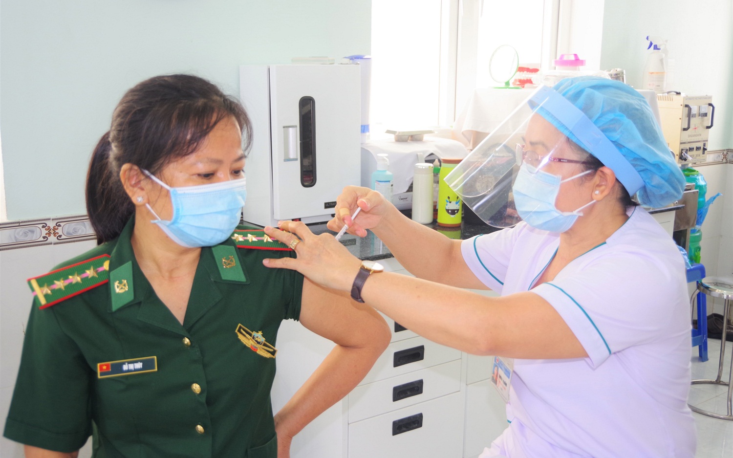Vận động cán bộ, công nhân viên tham gia tiêm chủng đầy đủ vaccine phòng Covid-19