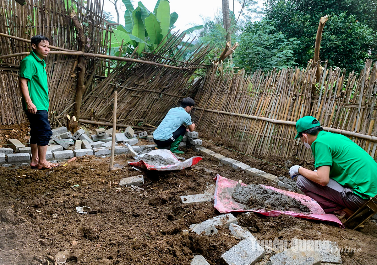 Hỗ trợ 10 hộ dân xã Yên Lâm xây bể xử lý chất thải chăn nuôi