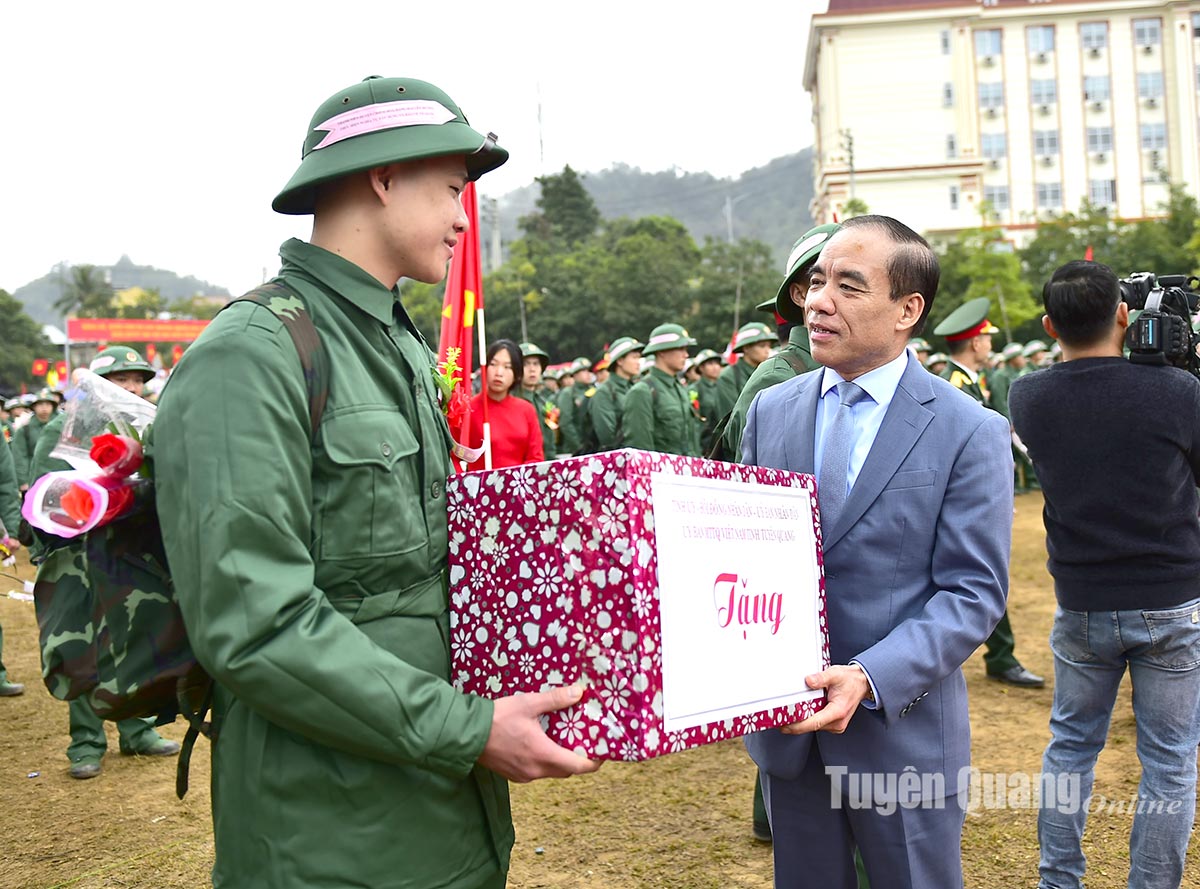 Đồng chí Bí thư Tỉnh ủy Chẩu Văn Lâm dự Lễ giao nhận quân tại huyện Chiêm Hóa