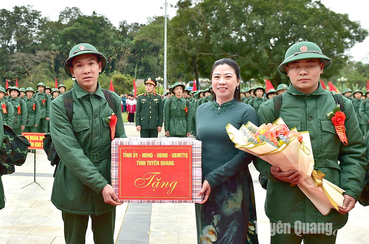 313 tân binh huyện Sơn Dương lên đường nhập ngũ