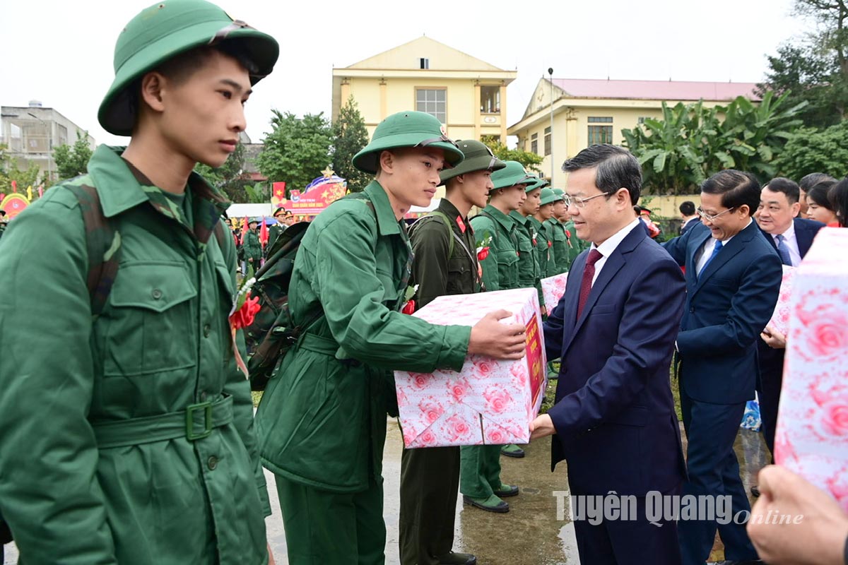 Chủ tịch UBND tỉnh Nguyễn Văn Sơn dự Lễ giao nhận quân năm 2024 huyện Hàm Yên