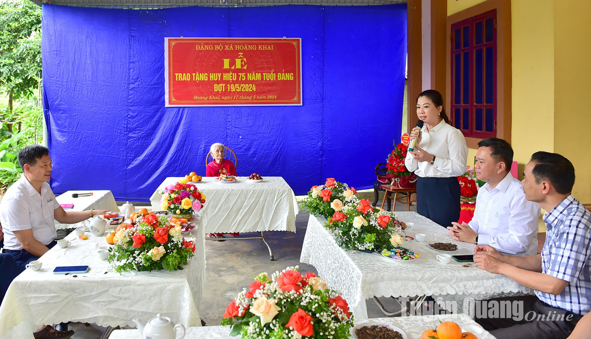 Đồng chí Lê Thị Kim Dung trao Huy hiệu Đảng tại huyện Yên Sơn