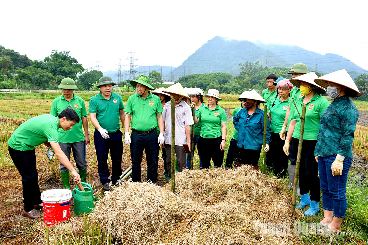 Hội Nông dân tỉnh tuyên truyền, hướng dẫn phân loại và xử lý rác thải tại xã Kim Phú