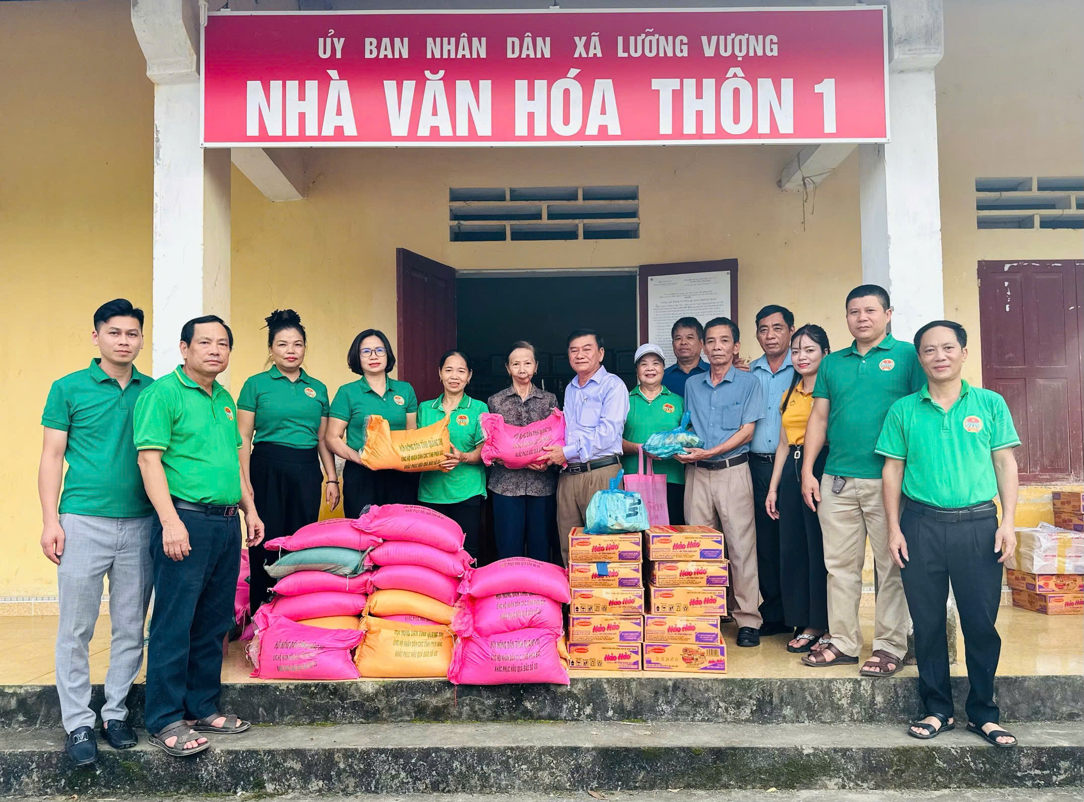 Hội Nông dân tỉnh Quảng Trị tặng quà cho hội viên nông dân xã Lưỡng Vượng khắc phục hậu quả cơn bão số 3