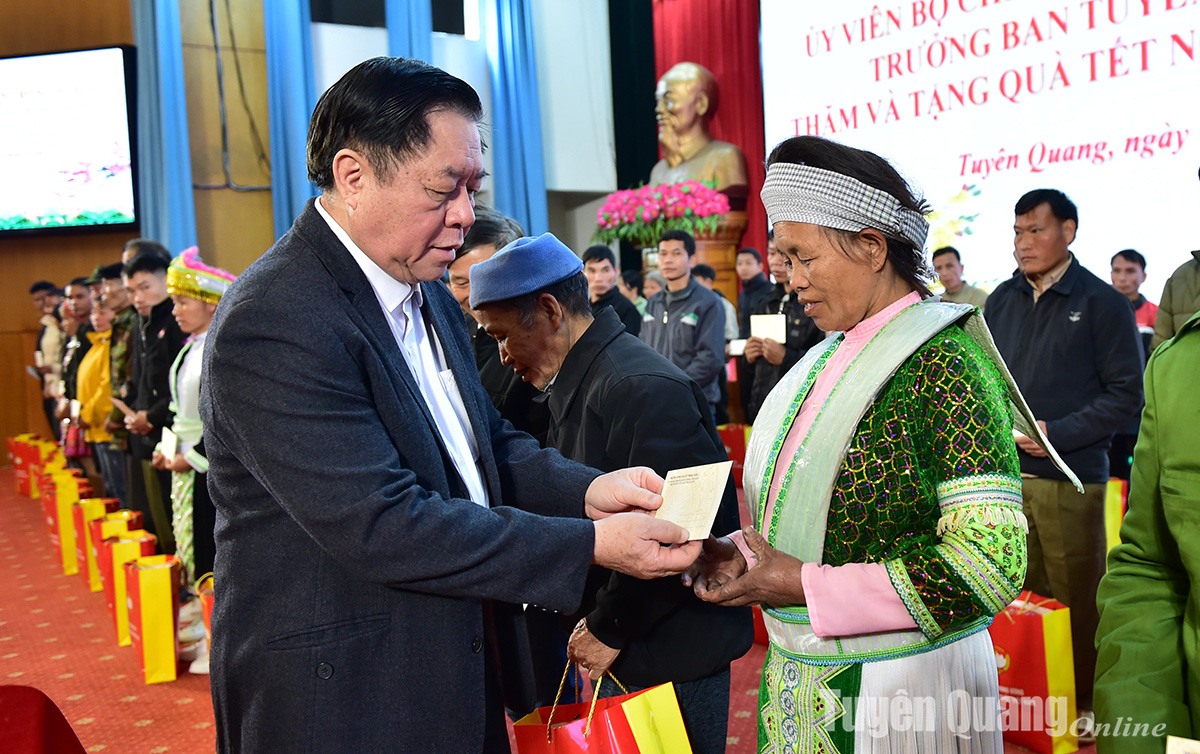 Trưởng ban Tuyên giáo Trung ương Nguyễn Trọng Nghĩa thăm, tặng quà chúc Tết gia đình chính sách, người nghèo, công nhân lao động tại tỉnh Tuyên Quang