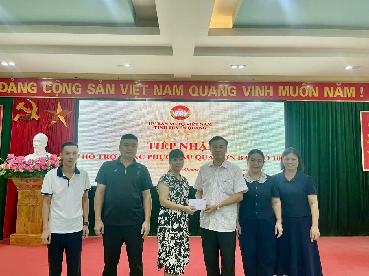 Đại diện Công ty TNHH Tường Phong trao hỗ trợ khắc phụ hậu quả cơn bão số 10 Tuyên Quang